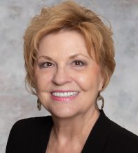 Suzanne de León headshot